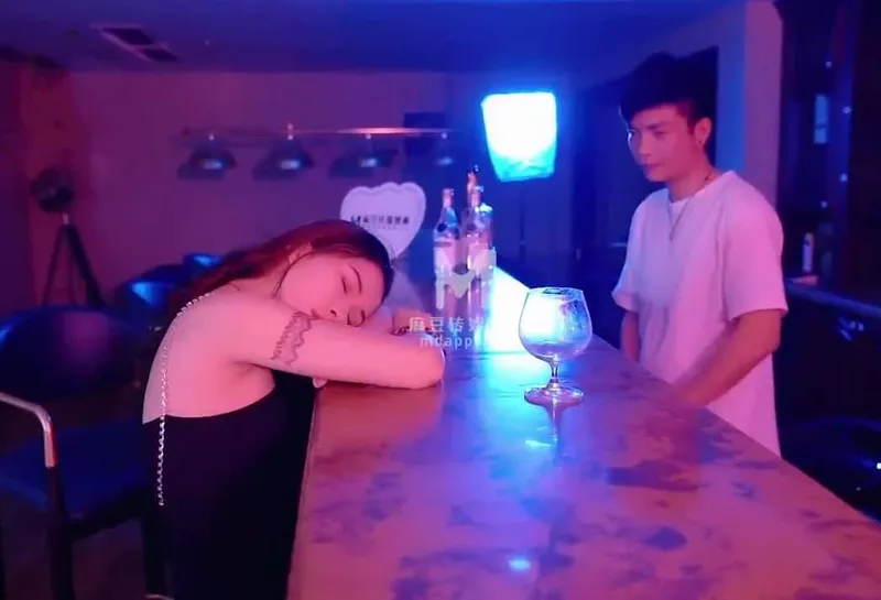 Chơi bình thường không đủ sướng phải vừa chịch vừa lấy dây lưng đánh em